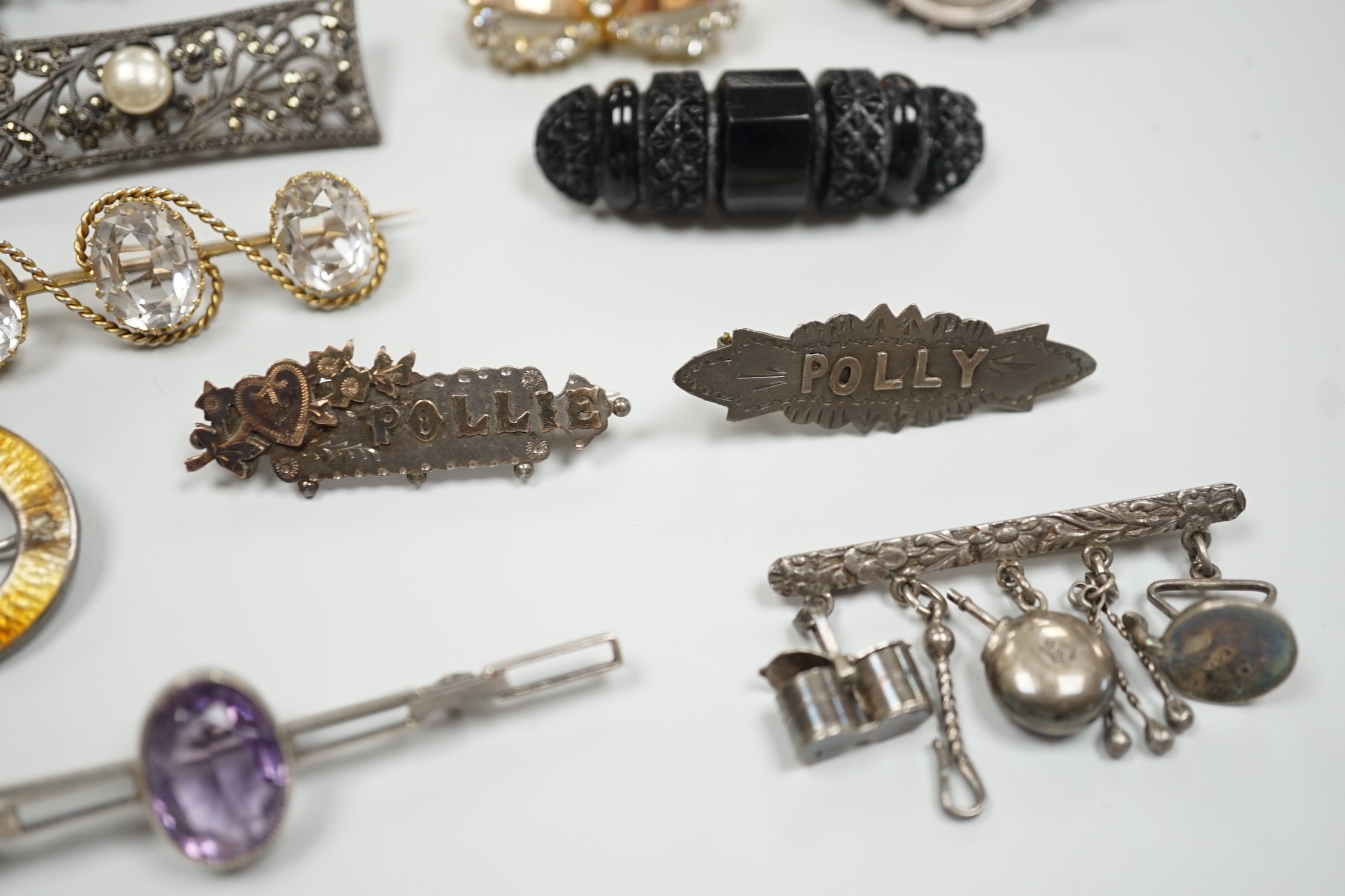 A 1940's silver gilt bracelet, each link embossed with a famous English landmark, 19cm and a quantity of assorted jewellery including a Victorian silver and enamel commemorative brooch, banded agate set brooch and a gold